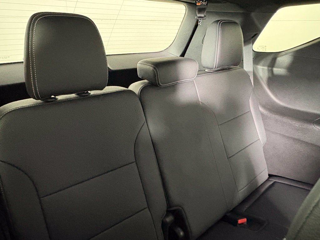 Used 2025 Chevrolet Traverse LT FWD image 18