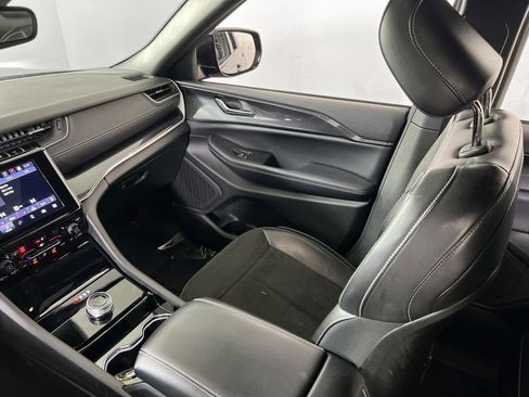 Used 2023 Jeep Grand Cherokee Altitude image 23