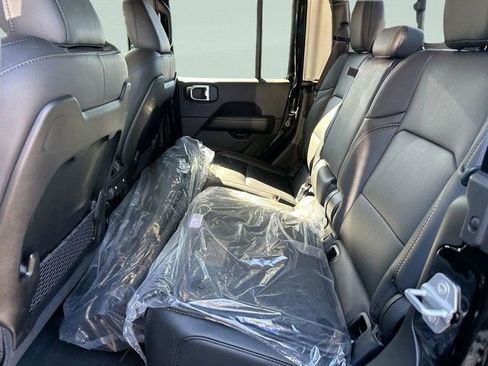 New 2025 Jeep Gladiator High Tide image 15