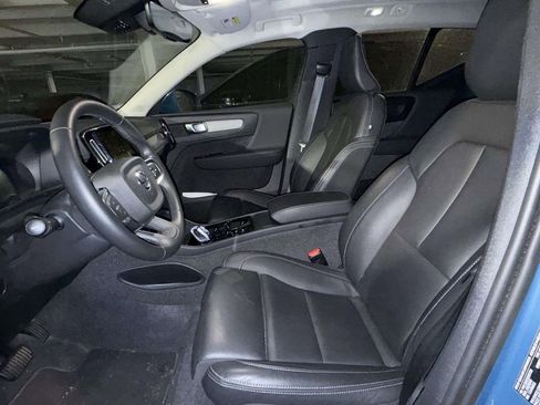 Used 2025 Volvo XC40 B5 Plus AWD/4WD image 4
