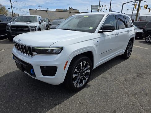 Used 2023 Jeep Grand Cherokee Overland AWD/4WD image 2