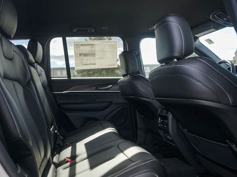 New 2025 Jeep Grand Cherokee Limited image 12