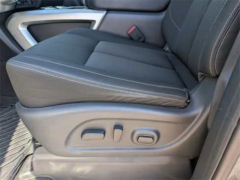 Used 2017 Nissan Titan SV image 18