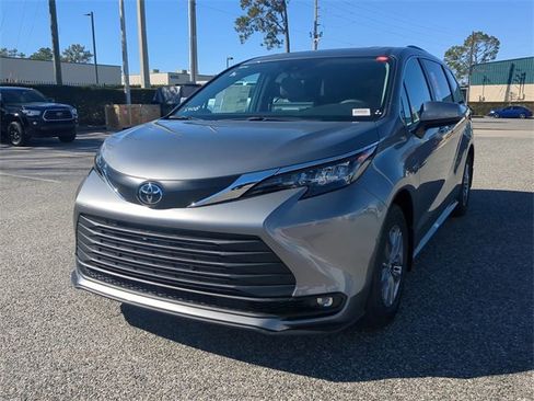 New 2026 Toyota Sienna XLE image 8