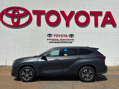 Used 2021 Toyota Highlander XLE image 3