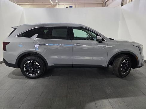 Used 2025 Kia Sorento S image 6