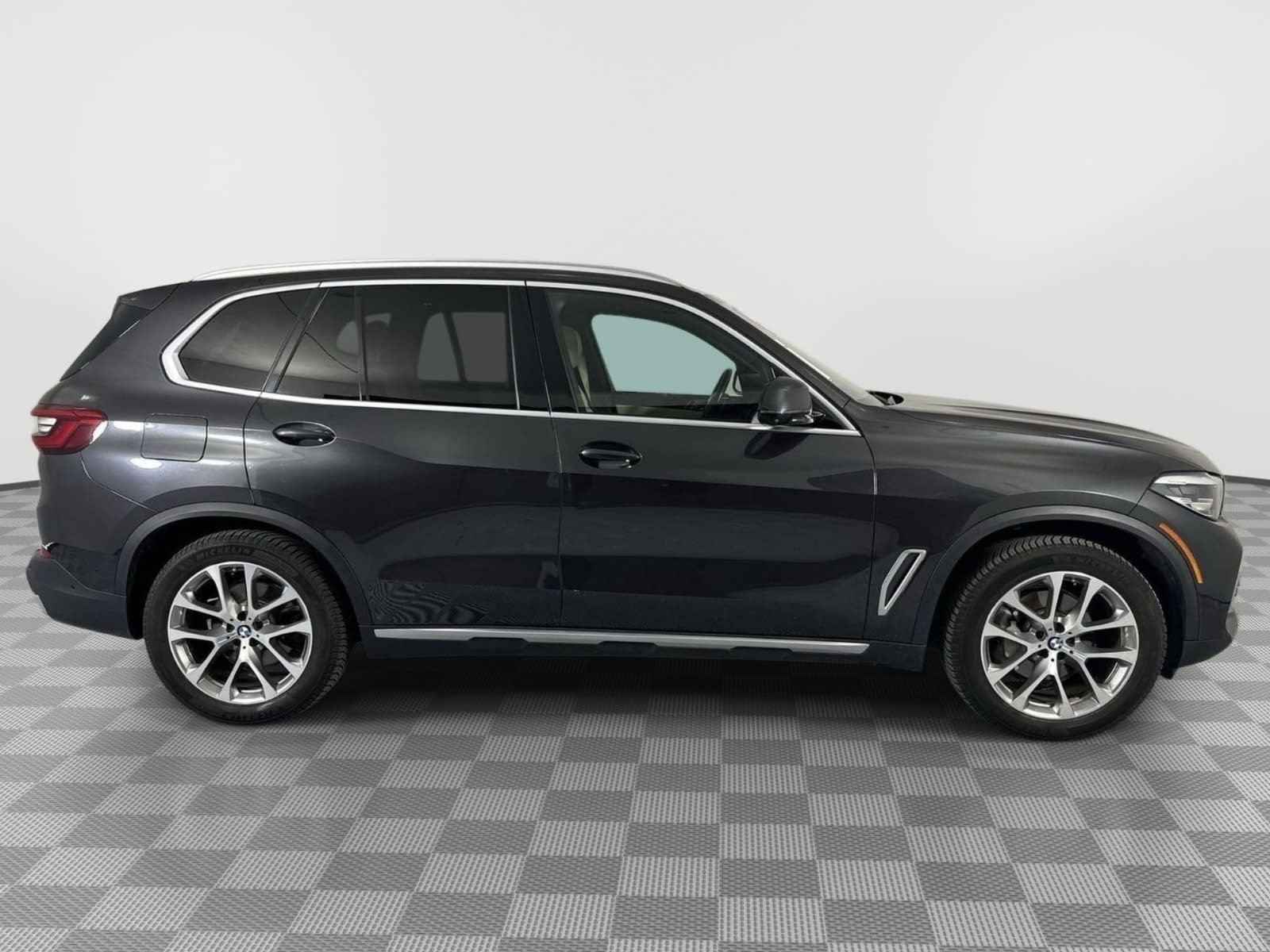 Used 2019 BMW X5 xDrive40i w/ Convenience Package AWD/4WD image 4