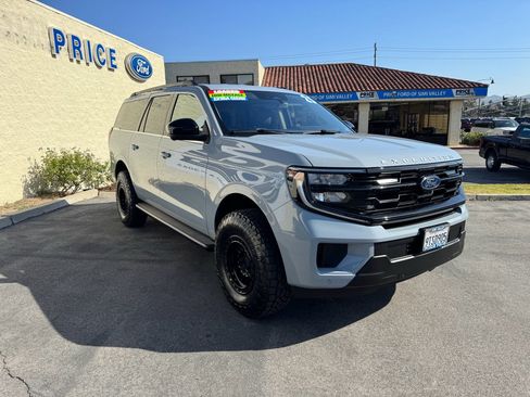 Used 2025 Ford Expedition Max Active RWD image 3