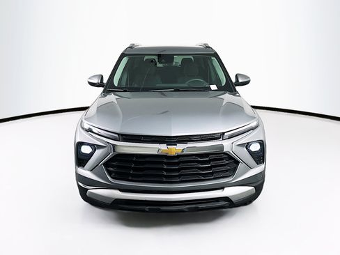 Used 2025 Chevrolet TrailBlazer LT FWD image 2