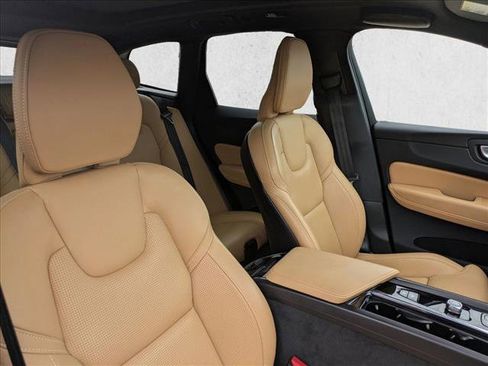 Used 2023 Volvo XC60 B5 Ultimate image 23