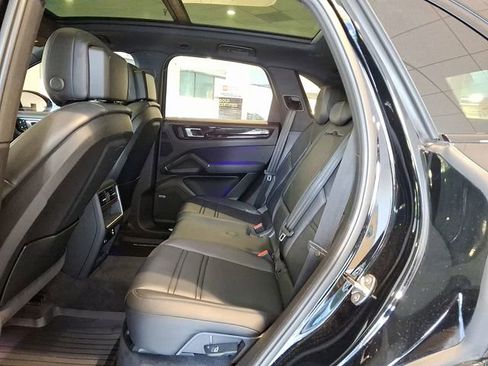 Used 2022 Porsche Cayenne Base image 14