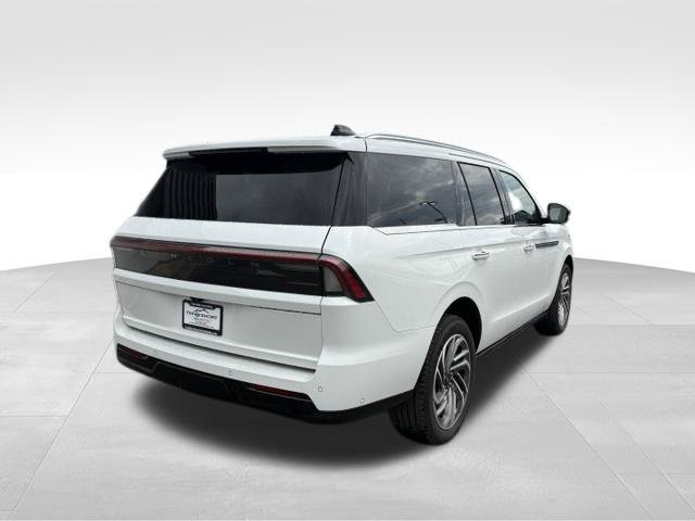 Used 2025 Lincoln Navigator Reserve AWD/4WD image 2