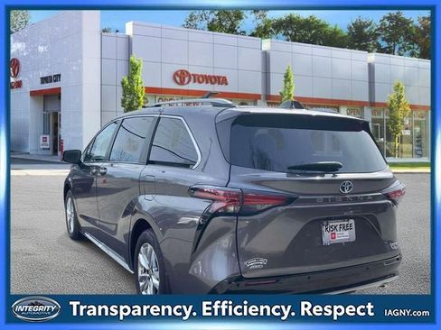 Certified 2024 Toyota Sienna Limited image 8