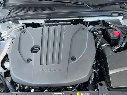 Used 2025 Volvo V60 B5 Cross Country Plus image 32