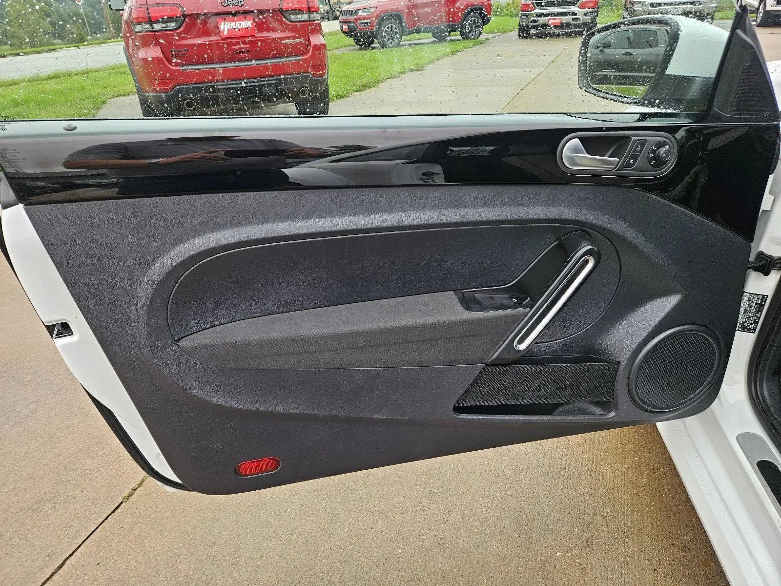 Used 2018 Volkswagen Beetle 2.0T FWD image 12