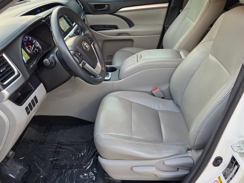 Used 2016 Toyota Highlander LE FWD image 11