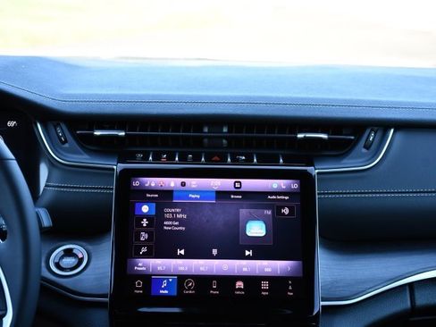 Used 2025 Jeep Grand Cherokee Limited w/ Black Appearance Package image 25