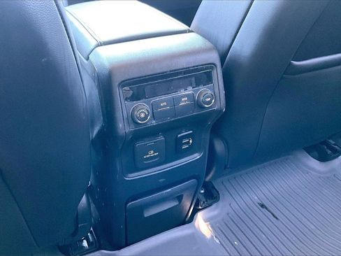 Used 2018 GMC Acadia SLT image 32