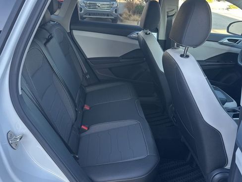 New 2026 Volkswagen Taos SE FWD image 18
