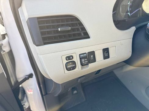Used 2014 Toyota Sienna XLE FWD image 11
