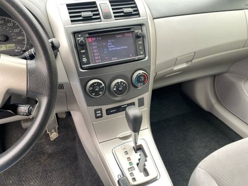 Used 2013 Toyota Corolla LE image 35