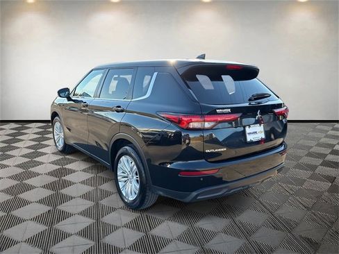 Used 2024 Mitsubishi Outlander ES image 3