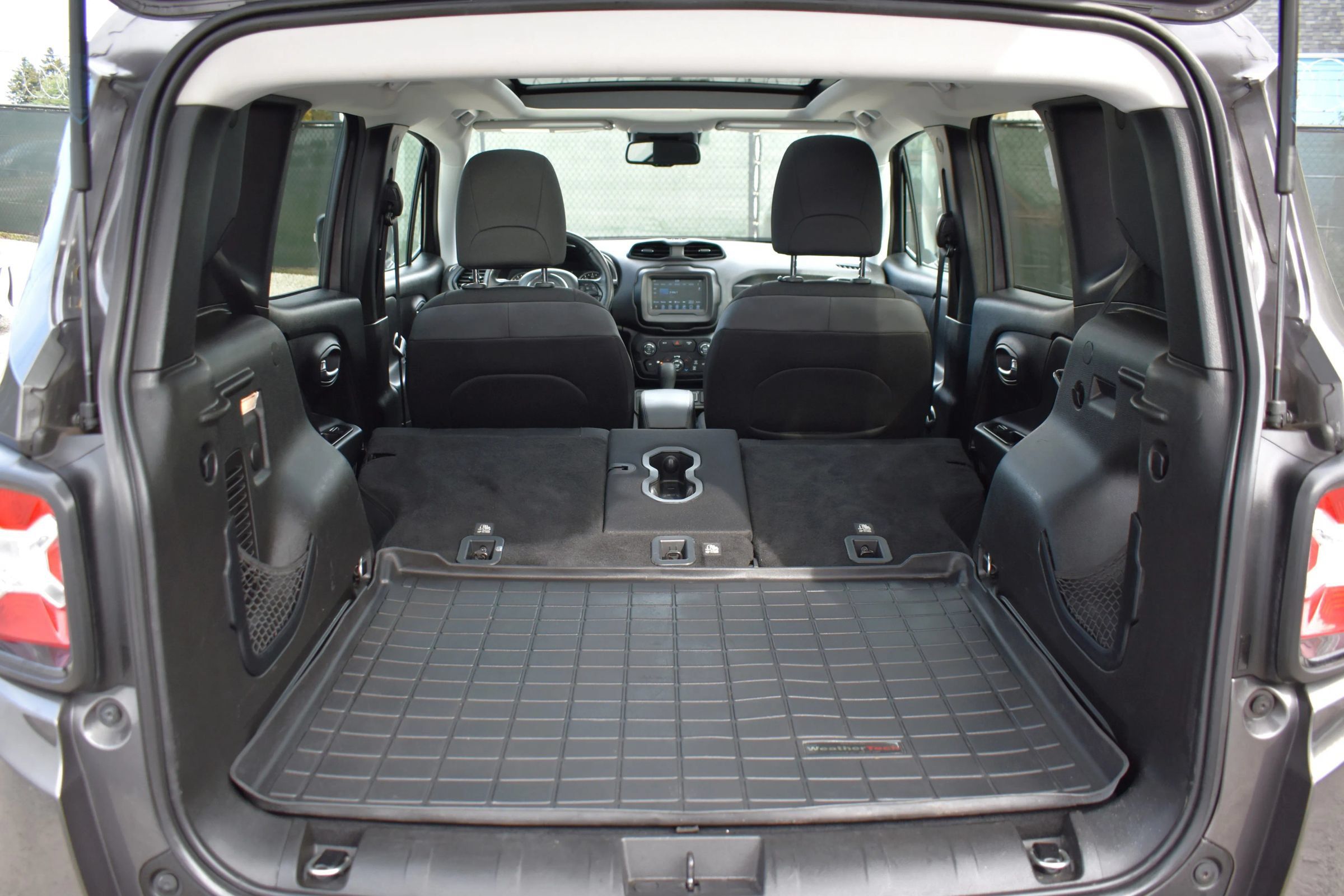 Used 2018 Jeep Renegade Altitude AWD/4WD image 32