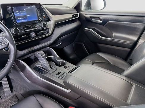 Used 2021 Toyota Highlander XLE AWD/4WD image 22