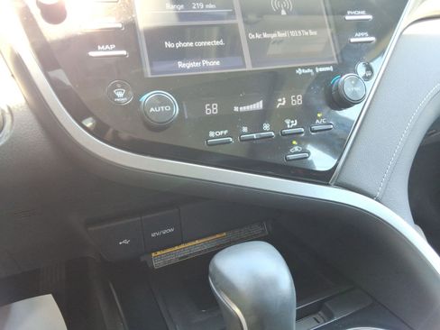 Used 2020 Toyota Camry XSE FWD image 17