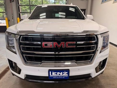 Used 2024 GMC Yukon SLT w/ SLT Luxury Package AWD/4WD image 3