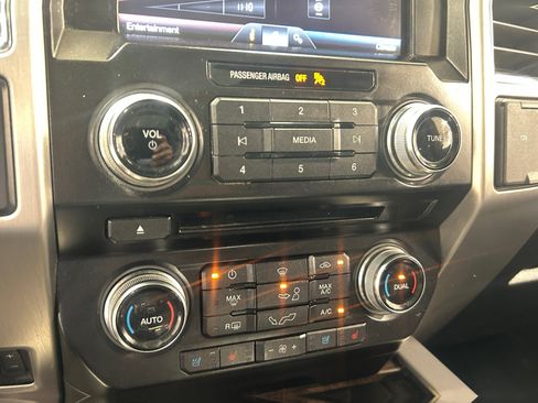 Used 2015 Ford F150 Platinum w/ Equipment Group 701A Luxury AWD/4WD image 19