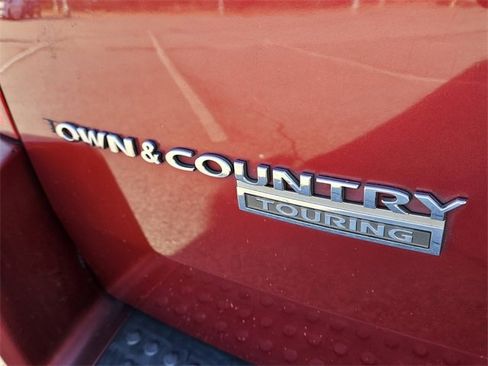 Used 2008 Chrysler Town & Country Touring image 11