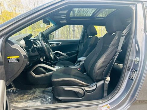 Used 2017 Hyundai Veloster FWD image 16