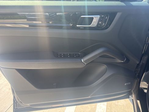 Used 2020 Porsche Cayenne S image 14