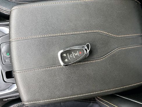 Used 2020 Chevrolet Traverse LT w/ Driver Confidence II Package image 35