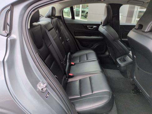 Used 2021 Volvo S60 T5 Momentum w/ Advanced Package image 31