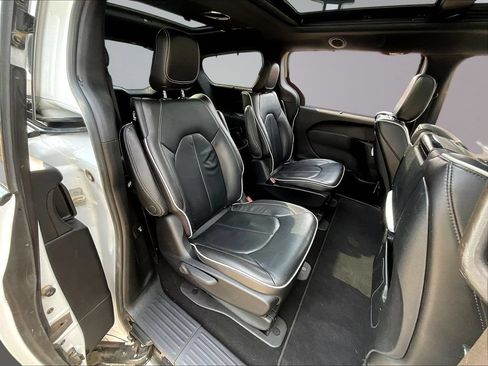 Used 2021 Chrysler Pacifica Limited w/ Uconnect Theater Family Group FWD image 25