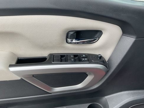 Used 2024 Nissan Titan SV w/ SV Convenience Package image 11