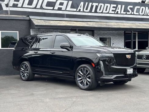 Used 2022 Cadillac Escalade ESV Sport Platinum w/ Heavy-Duty Trailer Package AWD/4WD image 13