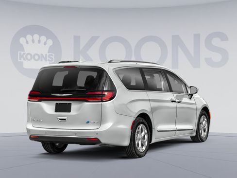 Used 2023 Chrysler Pacifica Touring-L FWD image 2