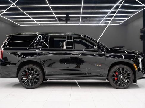 Used 2026 Cadillac Escalade V w/ LPO, ONYX Package image 9