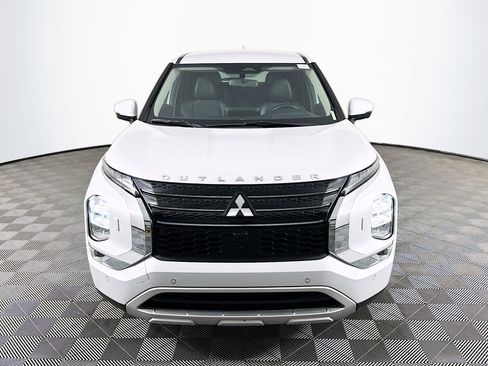 Used 2023 Mitsubishi Outlander SE image 2