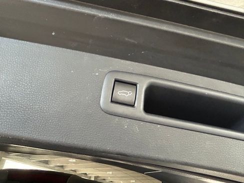 Used 2023 Toyota Highlander L image 40