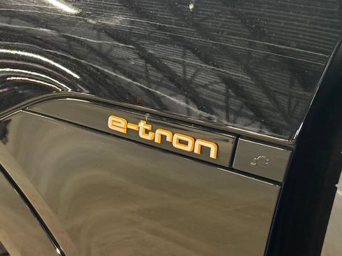 Used 2022 Audi e-tron Premium AWD/4WD image 30