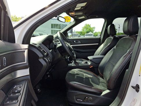 Used 2018 Ford Explorer XLT w/ Equipment Group 202A AWD/4WD image 15