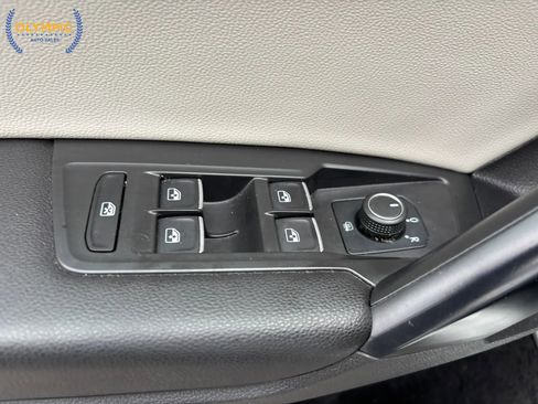 Used 2021 Volkswagen Tiguan SE image 32