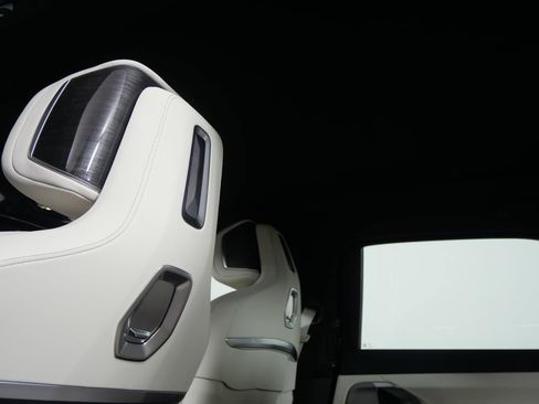 Used 2025 BMW i7 xDrive60 w/ Premium Package image 18