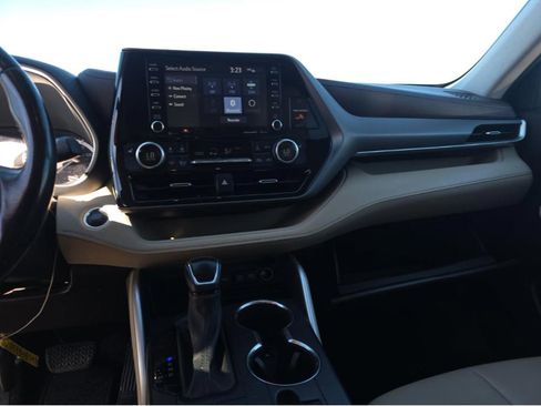 Used 2021 Toyota Highlander XLE image 24