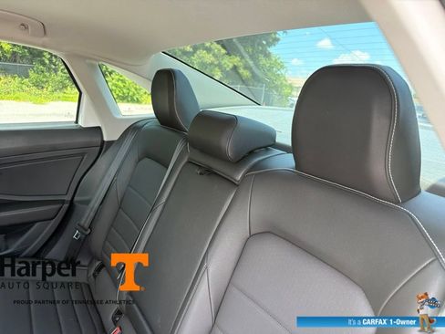 Used 2024 Volkswagen Jetta SE FWD image 9