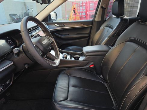 Used 2024 Jeep Grand Cherokee Limited w/ Luxury Tech Group II AWD/4WD image 13
